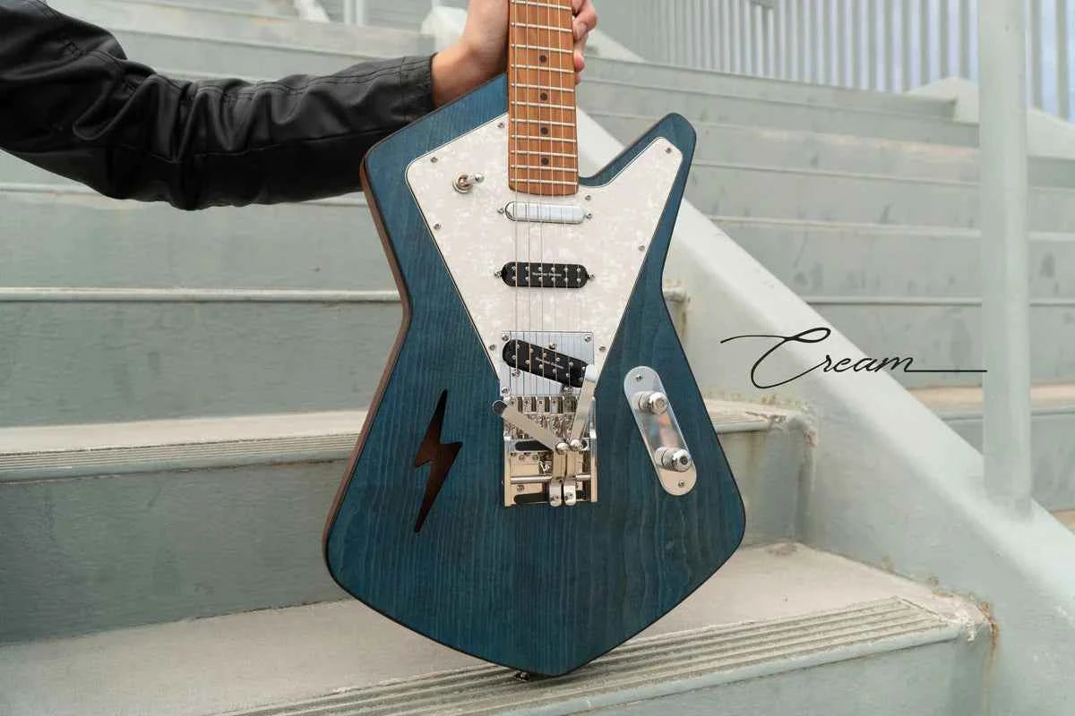 Cream Guitars, Maverick Deluxe, Pacific Blue